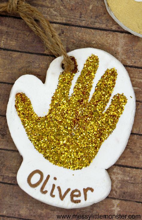 Handmade Christmas Ornaments Handprint, Clay Hand Print Ornaments, Baby Ornament Craft, Christmas Baby Craft Ideas, Baby Diy Ornaments, Handprint Christmas Crafts For Kids, Air Dry Clay Ornaments Kids, Christmas Handprint Gifts, Diy Handprint Ornament