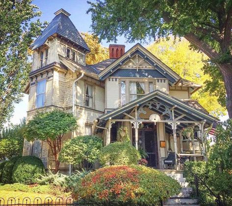 Old Victorian House, Old Victorian Homes, Casa Vintage, Family Garden, Victorian Architecture, Victorian House, Design Exterior, Cute House, Sims House