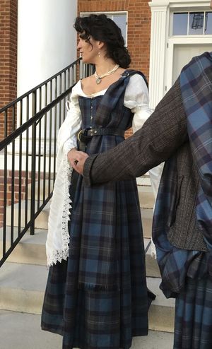 Scottish Dress For Women, Scottish Skirt Outfit, Scottish Costume, Scottish Dress, Celtic Clothing, Scottish Women, Scottish Clothing, Kilt Outfits, Fair Outfits