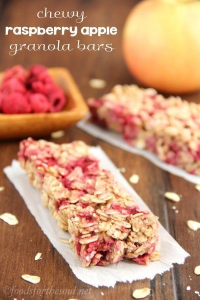 An easy recipe for healthy Chewy Raspberry Apple Granola Bars! Only 100 calories & clean-eating friendly! Apple Granola Bars, Apple Granola, Chewy Granola Bars, Granola Recipe Bars, Chewy Granola, Diy Snacks, Granola Bar, Breakfast Bars, Granola Recipes