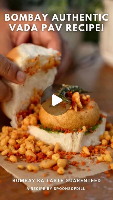 Vada Pav Chutney Recipe, Bada Pav Recipe, Vada Pav Recipe, Red Chutney, Pav Recipe, Mumbai Street, Fried Garlic, Garlic Chutney, Chicken Biryani Recipe