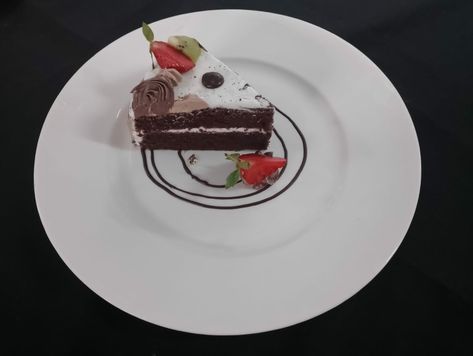 Cake Slice Plating, Cake Plating, Plated Dessert, Plating Ideas, Food Tech, Cake Slice, Plated Desserts, Cake Servings, Banana Pudding