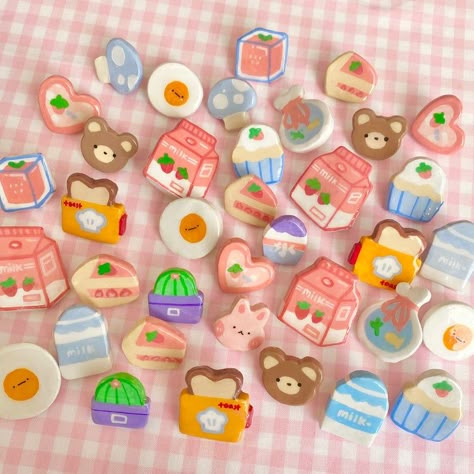 Clay Pins, Clay Magnets, Clay Inspo, Tanah Liat, Clay Things, Clay Diy Projects, Clay Crafts Air Dry, Cute Polymer Clay, Clay Stuff