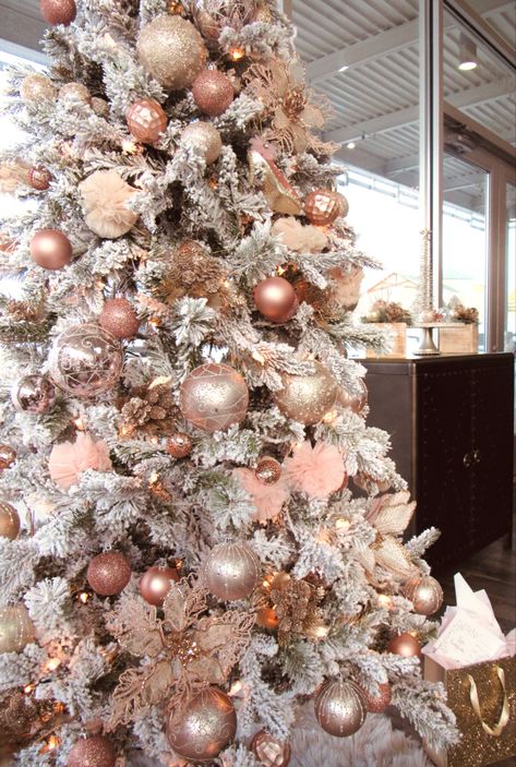 Christmas Tree Inspo Pink And Gold, Flocked Christmas Tree Pink And Gold, Pink Metallic Christmas Tree, Rose Gold Trees, Light Pink And Gold Christmas Tree, Gold And Blush Christmas Tree, Champagne Pink Christmas Decor, Pink And Gold Xmas Tree, Gold Rose Christmas Tree