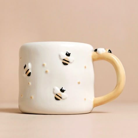 Bee Pottery Painting, Pottery Bee, Morning Beverages, Bee Pottery, Mug Painting Ideas, Bee Mug, Mug Painting, Painting Pottery, Bee Painting