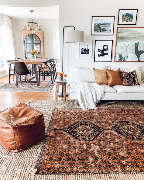 Rug layering ideas with a jute rug and a vintage rug Layered Rugs Living Room, Persian Rug Living Room, Layering Rugs, Rug Layering, Jute Rug Living Room, Rugs Ideas, Interior Boho, Layered Rugs, Boho Living Room