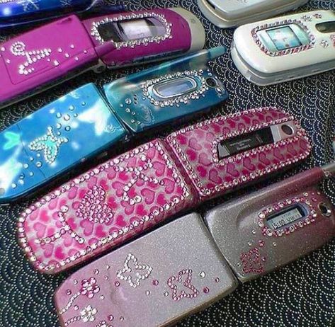 Image about phone in 2000s by Angel Yiyakova on We Heart It 2000s Phone, Flip Phone Aesthetic, Penelope Garcia, Retro Phone, Trashy Y2k, 2000s Aesthetic, Flip Phone, Y2k Vibes, Foto Poses