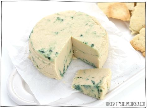 Easy Vegan Blue Cheese Recipe! Just 8 ingredients, 20 minutes to make (plus chilling time), and you can make your own homemade vegan blue cheese! This dairy-free cheese is creamy, tangy, got that funky kick to it, and even has the pretty green and blue veins throughout. #itdoesnttastelikechicken #veganrecipes #vegancheese Vegan Blue Cheese Recipe, Vegan Blue Cheese Dressing, Vegan Blue Cheese, Homemade Vegan Cheese, Blue Cheese Recipes, Vegan Nachos Cheese, Blue Veins, Healthy Cheese, Vegan Nachos