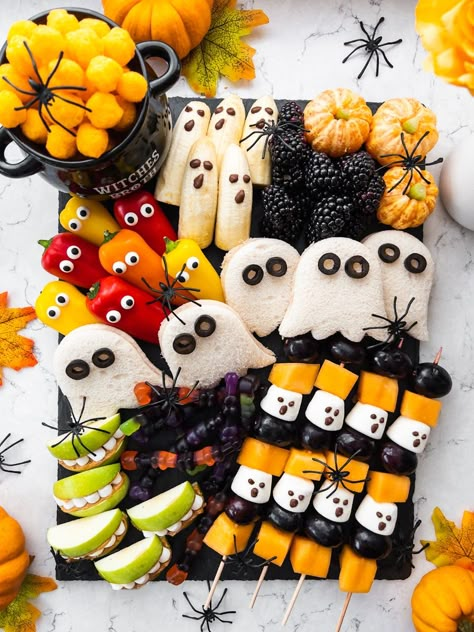 Halloween Snack Board, Halloween Charcuterie, Fruit Board, Postres Halloween, Dessert Halloween, Halloween Fruit, Spooky Snacks, Halloween Snack, Halloween Movie Night