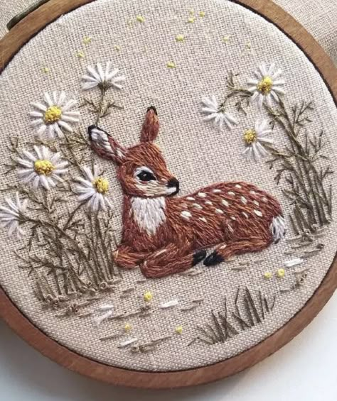 Katt Grejer, Embroidery Stitches Beginner, Basic Hand Embroidery Stitches, Simple Hand Embroidery Patterns, Hand Embroidery Patterns Flowers, Pola Sulam, Handmade Embroidery Designs, Embroidery Stitches Tutorial, Hand Embroidery Projects