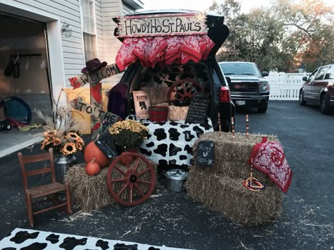 Trunk and treat western theme decoration Wild West Trunk Or Treat, Farm Trunk Or Treat, Western Trunk Or Treat, Western Trunk, Trick Or Trunk Ideas, Trunk And Treat, Trunk Or Treat Halloween, Trunker Treat Ideas, Fall Festival Ideas