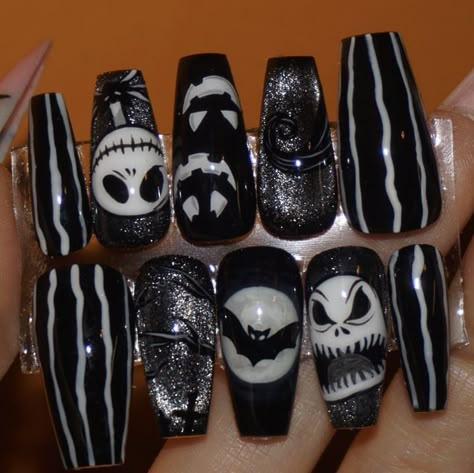 Jack Nightmare Before Christmas Nails, Jack Skellington Nail Designs, Lock Shock And Barrel Nails, Creepy Halloween Nail Designs, Tnbc Nails, Nightmare Before Christmas Nails Short, Tim Burton Nails Acrylic, Jack The Skeleton Nails, Nails Halloween Aesthetic