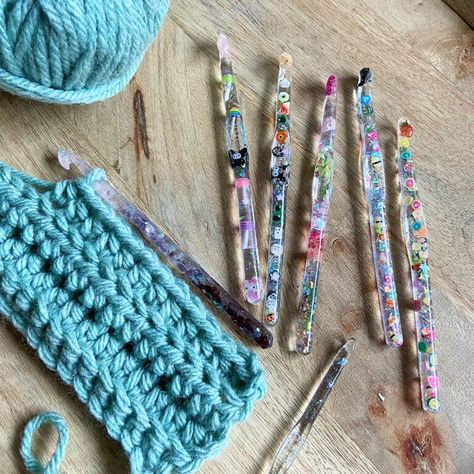 Making custom crochet hooks does take a bit of patience, but you don’t need prior resin experience to give this DIY project a try! Resin Crochet Hook Diy, Polymer Clay Crochet Hooks Diy, Diy Crochet Hook Handle, Resin Crochet Hook, Resin Crochet, Diy Crochet Hook, Custom Crochet Hooks, Handmade Crochet Hook, Crochet Hook Handles