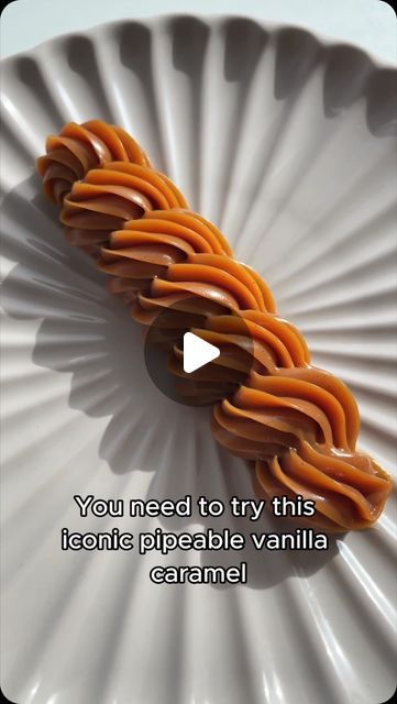 Thick Caramel Filling, Caramel Decoration Ideas, Caramel Cake Decoration, Whipped Caramel, Pastry Cream Recipe, Salted Caramel Frosting, Vanilla Pod, Vanilla Recipes, Caramel Desserts