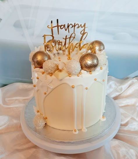 Themed Birthday Cakes For Women, Golden Birthday Cakes For Girls Gold, 35th Birthday Ideas For Her Cake, Golden Birthday Cake For Women, Golden Birthday Ideas For Women, 35th Birthday Cakes, Birthday Cake For Women Simple, Round Birthday Cakes, Construction Birthday Cake