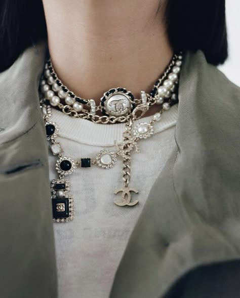 Dope Jewelry Accessories, Necklace Outfit, Chanel Necklace, Chanel Pearls, Dope Jewelry, Chanel Earrings, Chanel Accessories, Classy Jewelry, Chanel Jewelry