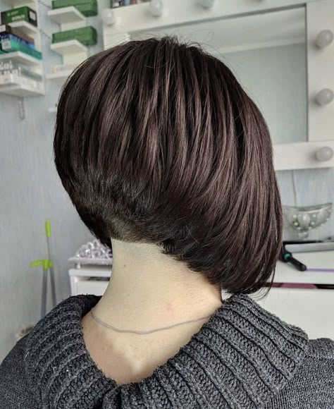 Reverse Bob, Cortes Bob, Haircuts Layered, Short Layered Bob Haircuts, Inverted Bob Haircuts, Bob Shaved Nape, Shaved Nape Undercut, Short Hair Back, Shaved Hair Cuts