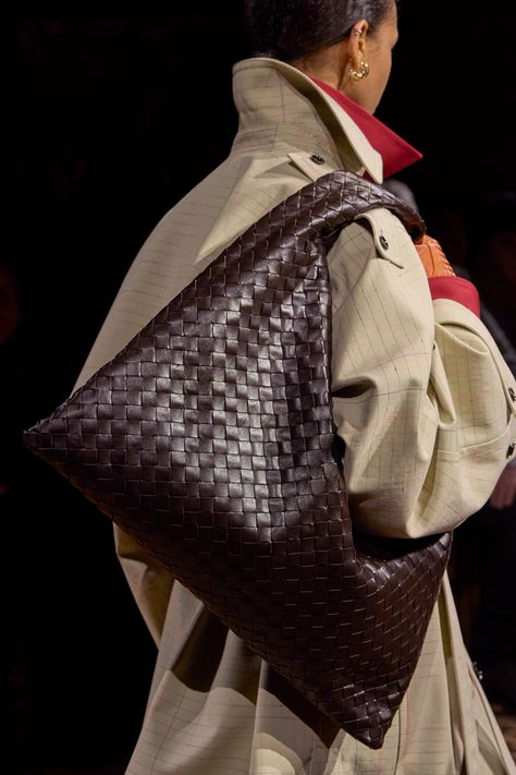 Bottega Veneta Fall 2024 Ready-to-Wear https://www.vogue.com/fashion-shows/fall-2024-ready-to-wear/bottega-veneta/slideshow/collection#40 Bottega Bag, Fw 2024, Sac Tote Bag, Bottega Veneta Bag, Slouchy Bag, Luxury Purses, Brown Bag, Fall Accessories, Fashion Weeks