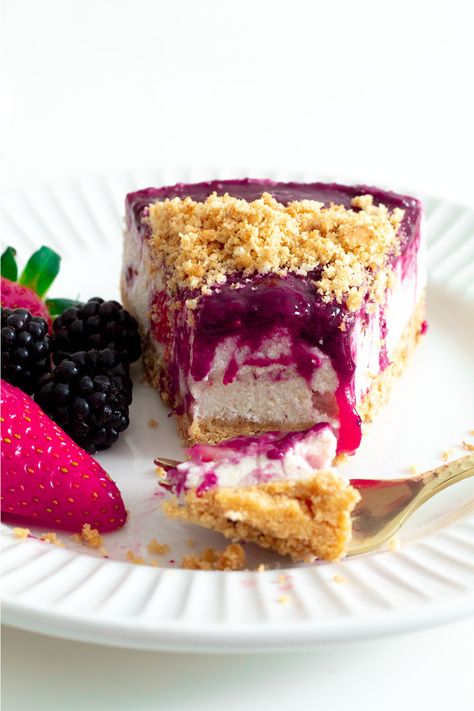 Vegan no-bake berry cheesecake Berry Cheesecake Recipes, Berry Coulis, Raw Cheesecake, Berry Cheesecake, Vegan Cheesecake, Buttery Biscuits, Digestive Biscuits, Vegan Cream Cheese, Baking Tins