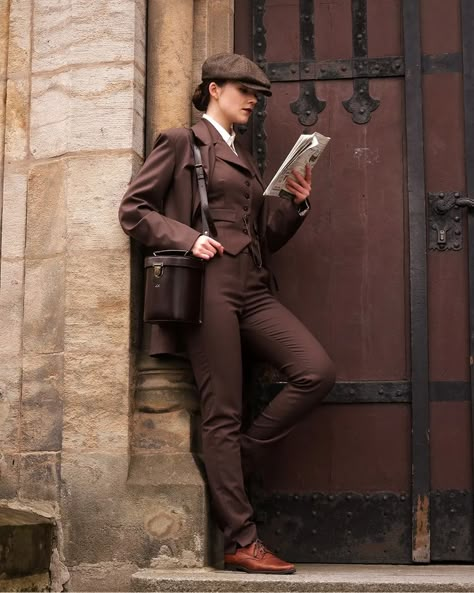 Peaky Blinders Outfit Women, Peaky Blinders Clothing, Androgynous Fashion Women, Detective Outfit, Female Detective, Fashion Decades, Stylish Work Attire, Vintage Suits, Human Poses Reference