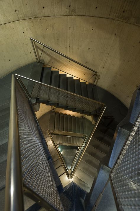 Louis Khan, Yale University Art Gallery, Circular Stairs, Stairways To Heaven, Louis Kahn, Spiral Staircases, Stair Design, New Haven Ct, Deco Bedroom