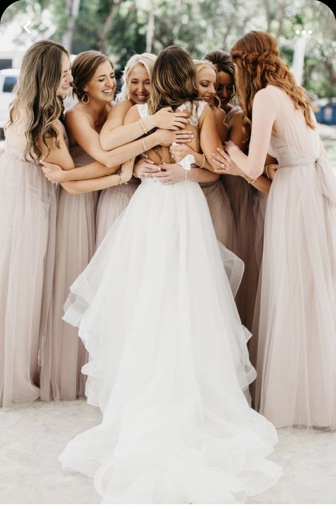 Photoshoot Ideas With Bridesmaid, Bride Pictures With Bridesmaids, Photoshoot With Bridesmaids, Bridesmaid Photography Poses, Bridesmaid First Look Photos, Bridemaid Photos Getting Ready, Wedding Pictures Ideas With Bridesmaids, Bride With Bridesmaids Pictures Getting Ready, Wedding First Look Bridesmaids