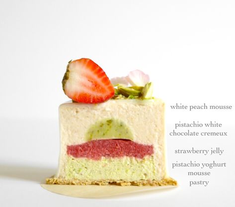 Pistachio Entremet Recipe, French Mousse Cake, Mini Mousse Cakes, White Peach Dessert, Peach Mousse Cake, Pistachio Mousse Recipe, Strawberry Pistachio Cake, Peach Entremet, Mousse Presentation