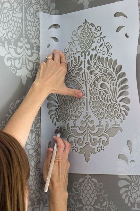 Pola Stensil, Painting Walls Tips, Damask Wall Stencils, Wall Stencils Diy, Damask Wall, Wall Stencil Patterns, Driven By Decor, Decoration Shabby, Diy Wand