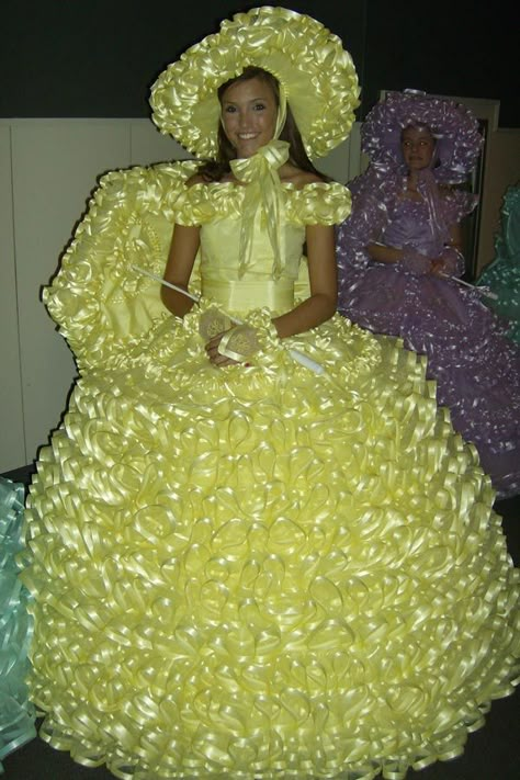 Azalea Maid dress 15 Year Dresses, Ugly Dresses Funny, Ugly Quinceanera Dresses, Funny Prom Dresses, 15 Años Dress, Terrible Outfits, Princess Dresses Prom, Chambelanes Outfits, Trail Dress