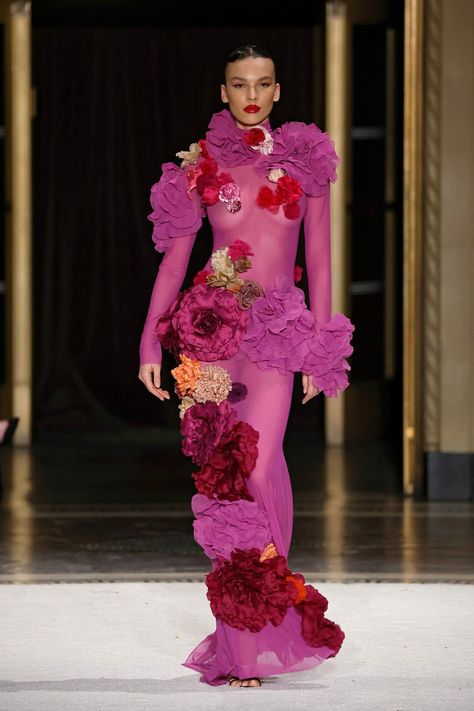 Christian Siriano show, Runway, Ready To Wear, Fall Winter 2023, New York Fashion Week, Runway Look Crazy Runway Fashion, Bright Clothing, New York Fashion Week Runway, 2000s Runway, Colourful Fashion, Runway Ready To Wear, Richard Quinn, Ready To Wear Fashion, 2023 Ready To Wear