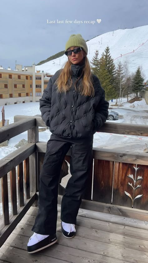 Xgames Aspen Outfits, Moon Boot Style, Ski Festival Outfits, Ski Bunny Outfit, Ski Village Outfit, Vail Outfits Winter, Aspen Ski Outfits, Steezy Snowboard Outfits, Cool Ski Outfits