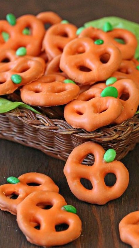 Are you ready to have the spookiest, coolest, and healthiest snack table ever? Check out these ideas for your Halloween party. Pretzel Pumpkins, Pumpkin Pretzels, Pelottava Halloween, Pasteles Halloween, Postres Halloween, Dessert Halloween, Recetas Halloween, Diy Halloween Treats, Dulces Halloween