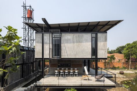 Modern Stilt House, Modern Industrial House, Riverside Landscape, Beam House, Stilt Houses, Stilt House, Steel Building Homes, Metal Building Designs, Steel Architecture