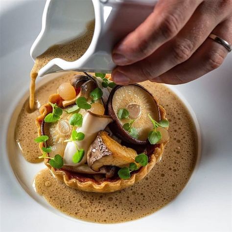 Michelin Food, Mushroom Tart, Food Plating Techniques, Michelin Star Food, Gourmet Food Plating, Pear Tart, Fine Dining Recipes, Star Food, Fancy Food