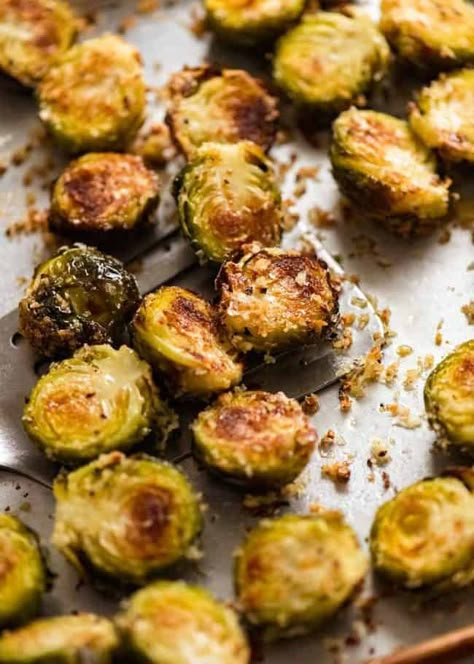 CRISPY Parmesan Garlic Roasted Brussels sprouts recipe on a tray, fresh out of the oven Sundried Tomato Chicken, Brussel Sprout Recipes, Chicken Bacon Pasta, Marinated Pork Chops, Brussel Sprout Recipes Roasted, Roasted Sprouts, Plats Healthy, Sprouts Recipe, Recipetin Eats