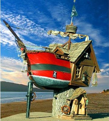 Cool Pirate Tree House. - Neatorama Pirate Ship Playhouse, Crazy Houses, Cool Tree Houses, Magical Tree, Unusual Buildings, Unusual Homes, Unique Buildings, Unique Houses, Play House