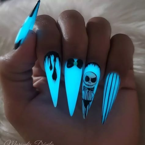 Catching glow nail art Horror Nail Art, Ongles Halloween, Funny Nails, Coffin Halloween, Horror Nails, Black Halloween Nails, Crazy Nail Designs, Holloween Nails, Halloween Nail Ideas