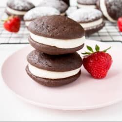 Soft Moist Chocolate Cake, Incredible Desserts, Whoopi Pies, Creamy Vanilla Frosting, Fluffy Chocolate Cake, Red Velvet Whoopie Pies, Whoopie Pie Recipe, Chocolate Whoopie Pies, Short Bread