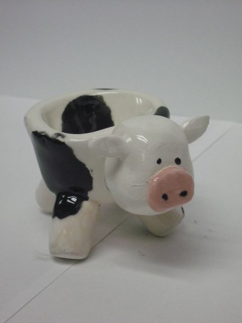 I love this pinch pot. My favorite animal is a cow and I even want Cute Things To Make Out Of Clay Ideas, Clay Crafts Bowls, Clay Animal Bowl, Easy Pinch Pot Ideas Clay, Creative Ceramic Projects, Kids Ceramics Projects, Clay Stuff To Make, Ceramics Projects Ideas, Cow Pottery