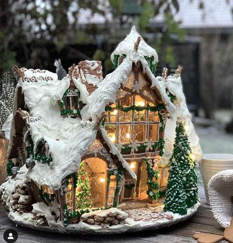 Different Gingerbread House Ideas, Best Gingerbread House, Gingerbread House Design Ideas, Gingerbread Cottage House, Xmas Gingerbread House, The Best Gingerbread House, Extreme Gingerbread House Ideas, Ginger House Ideas, Gingerbread Houses Decor