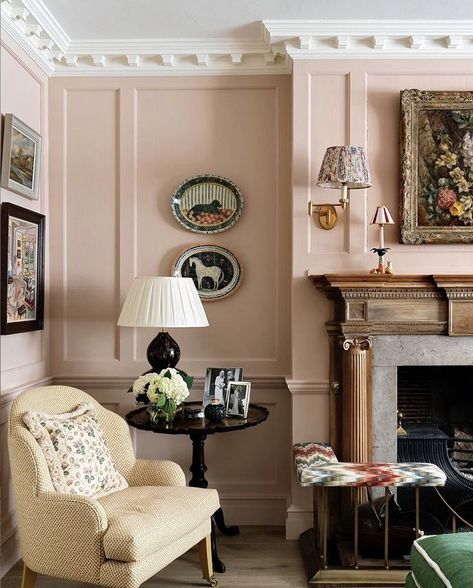 Edward Bulmer, Drawing Room Design, Glam Pad, English Country Style, Pink Living Room, Pink Walls, Drawing Room, Vintage Modern, Small Living Room