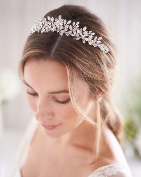 From statement crowns to understated bridal tiaras and headbands, these are the best, most beautiful wedding crowns for 2021 + 2022 brides. Wedding Crown Tiara, Hair Ornaments Wedding, Bridal Crown Tiara, Crystal Wedding Tiaras, Crystal Crown Wedding, Crystal Bridal Tiaras, Most Beautiful Wedding, Crystal Hair Clips, Bride Tiara