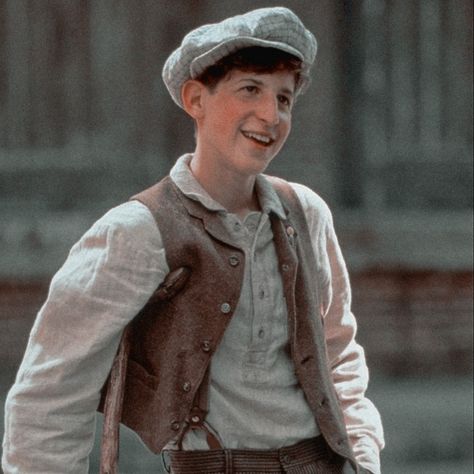 Crutchy Newsies 1992, Crutchie Newsies 1992, Crutchie Newsies Aesthetic, Crutchy Newsies, 1890s Outfits, Newsies Characters, Crutchie Morris, Newsies Crutchie, Crutchie Newsies