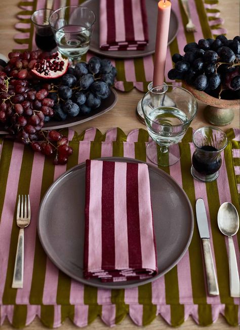 Table Settings For Parties, Dinner Party Tablescapes, Placemat Ideas, Colorful Table Setting, Dinner Party Table Settings, Heather Taylor, Tafel Decor, Striped Wedding, Fabric Placemats