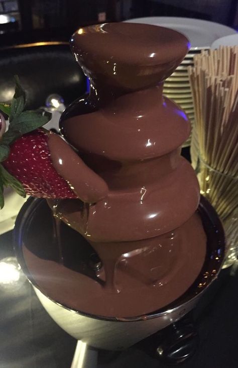 Fountain Ideas Diy, Stick Biscuits, Hen Party Food, Mini Chocolate Fountain, Chocolate Fountain Ideas, Chocolate Fountain Wedding, Chocolate Fountain Recipes, Fountain Wedding, Chocolate Fondue Fountain