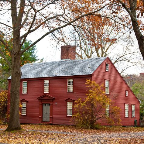 How to Spot a Saltbox Style Home (And Why You Might Not Want One) Saltbox Houses Exterior, Saltbox House Plans, American Colonial Style, House Fever, Early American Homes, Saltbox House, Gambrel Style, New England Colonial, Books Kitchen