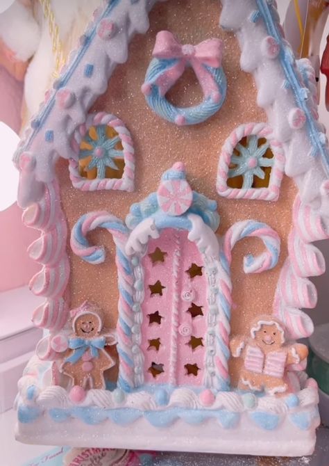 Pastel Gingerbread House Decor, Gingerbread House Pastel, Pastel Gingerbread, Pink Gingerbread House Ideas, Pastel Gingerbread House, Cute Gingerbread House, Pastel Gingerbread Christmas Decor, Peppa Pig Christmas, Sugarplum Christmas