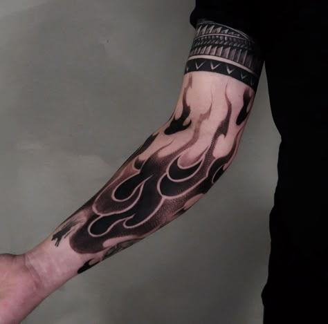 Flames Forearm Tattoo, Fire Tattoo Realistic, Geometric Blackwork Tattoo, Black Fire Tattoo, Flame Sleeve Tattoo, Tom Tattoo, Flames Tattoo, Stile Pin Up, Tatuaje Trash Polka