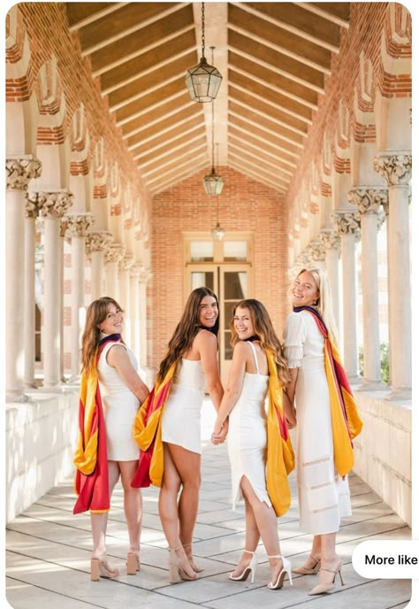 Group Pose Ideas, Pan Photography, Usc University, Graduation Pictures College, Masters Graduation Pictures, Grad Photo Poses, Photoshoot Group, Poses Graduation, Prom Photography Poses