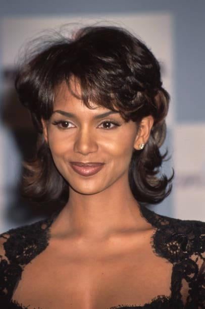 90s Face Claims, Halle Berry Young, Halle Berry Short Hair, Black Hollywood Glamour, Hally Berry, Berry Makeup, Black Hair 90s, 90s Fine, 90s Makeup Look